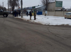 Водитель на «приоре» не уступил дорогу УАЗику и врезался в кирпичный забор в Волгоградской области