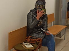 Штурмовавшая кабинет главы волгоградского Роспотребнадзора активистка пришла в суд в противогазе: опубликовано видео