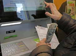 Под Волгоградом сотрудник крупного банка перевел деньги с карты клиентки себе на счет