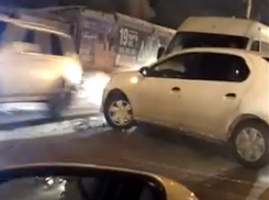 В Волгограде из-за столкновения маршрутки с иномаркой образовалась огромная пробка