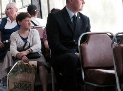 Соцсети Волгограда взорвали фото мэра Андрея Косолапова в троллейбусе