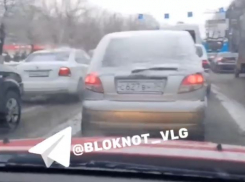 «Только накатывают солярку»: волгоградцы  жалуются на некачественную расчистку дорог 