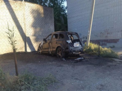 На севере Волгограда дотла сгорела дорогая иномарка