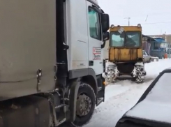 Даже с помощью трактора фура не смогла преодолеть снежную волгоградскую дорогу