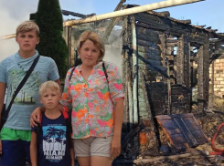 Искрящий холодильник оставил на улице семью с тремя детьми под Волгоградом