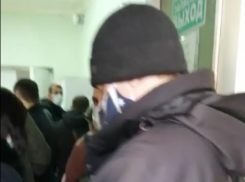 Волгоградцы замерзают в очередях поликлиник: видео