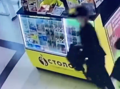 Кража барсетки с миллионом попала на видео в Волгограде 