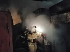 Мужчина сгорел ночью в деревянной постройке в Волгоградской области