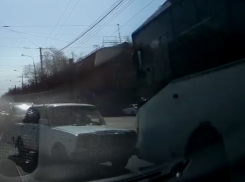 Жесткое ДТП на юге Волгограда попало на видео