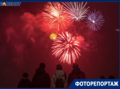 Красочным салютом завершилось празднование Сталинградской Победы в Волгограде 