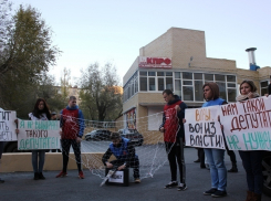 В Волгограде активисты растянули рыбацкую сеть, чтобы поймать депутата Паршина 