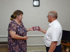 Матери погибшего в ходе спецоперации 31-летнего разведчика из Волгограда передали орден Мужества