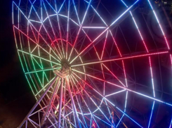  «В живую завораживает еще сильнее»: подсветку колеса обозрения на видео показал волгоградский блогер