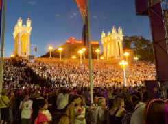 Тысячи волгоградцев заполнили набережную ради концерта Niletto