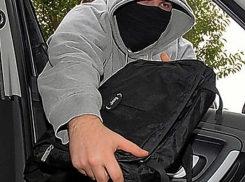 На заправке под Волгоградом из Renault жителя Дагестана украли 100 тысяч