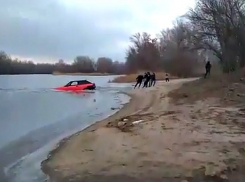 Спасение утопленного при проверке крепости льда авто попало на видео под Волгоградом
