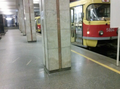 В Волгограде на остановке «Монолит» с рельсов сошел трамвай 