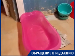 Восемь лет в страхе и плесени: текущая крыша грозит свалиться на головы волгоградцам
