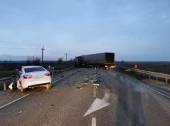 Водитель погиб в раскрошенной Lada под Волгоградом