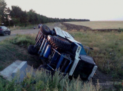 Неопытный водитель комбайна едва не погиб на трассе в Волгоградской области
