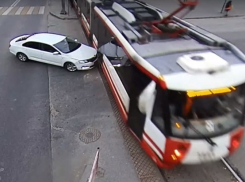 Столкновение трамвая с иномаркой в центре Волгограда попало на видео