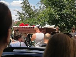 Вернулся за раненым товарищем на поле боя: в Камышине простились с погибшим на Украине Максимом Ивченко