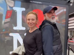 Альбину Джанабаеву раскритиковали за образ на «красной дорожке» в Нью-Йорке 