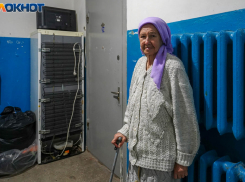 Голодает и верит в лучшее: продолжение истории спящей в подъезде пенсионерки из Волгограда
