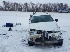 Из-за плохой погоды джип перевернулся на дороге в Волгоградской области