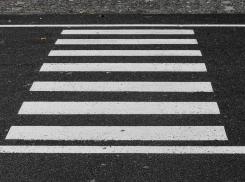 Водитель сбил мужчину рядом с «зеброй» и скрылся с места ДТП в Волжском