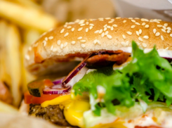 Соскучившись по фастфуду, жители Волгоградской области «атакуют» рестораны быстрого питания