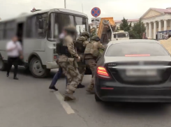 ОМОН уложил в асфальт водителя Mercedes в центре Волгограда: задержание попало видео 