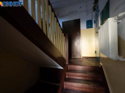 Обезвоженную волгоградку на грани смерти вызволили из запертой квартиры 