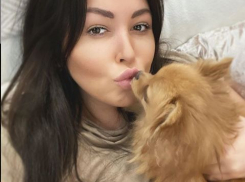 На 20-й день изоляции Дубцова целует всех, кого ловит в доме