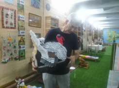 Волгоградцы попробовали арбузный мед и увидели хлебницу в виде индюшки