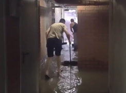 Лопатами вычерпывали воду волгоградцы из затопленного ЖК Grand Avenue