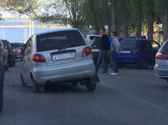 Daewoo Matiz провалился в асфальт возле «Волжских парусов»