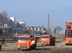 Строительство дороги на Электролесовской волгоградцы сняли на видео