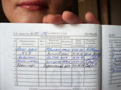 В Волгограде выпускник ВолГУ за 12 тысяч подделал подписи в зачетках