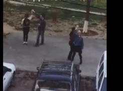 Романтичные танцы на улице устроили молодые жители Волжского