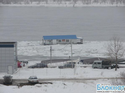 Баню, дрейфующую по Волге, прибило к берегу