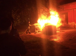 Иномарка потеряла двигатель и загорелась напротив администрации в Волгограде
