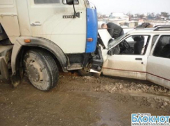 Под Волгоградом Камаз протаранил легковушку: пострадали 2 женщины