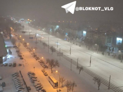 Дороги парализованы, машины буксуют: Волгоград оказался в снежном плену