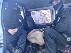 «Коктейль Молотова» бросил в полицейских неадекват с нацистским орлом из Волгограда