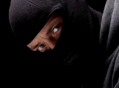 Троих вооруженных налетчиков от банкомата отпугнул охранник из Волгоградской области