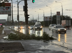 Летящая песочница в шторм разбила автомобиль в Волгограде 