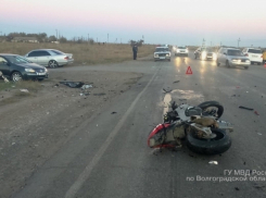 Мотоциклиста раздавили Volkswagen и Mercedes под Волгоградом