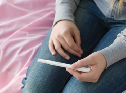 Родители 15-летней школьницы не заметили ее беременности и романа с 28-летним волгоградцем