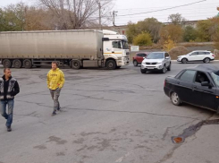Легковушка протаранила Волгоградский гипсовый завод «Волма»